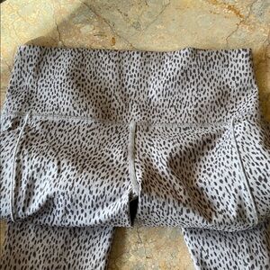 7/8 Athleta beige and brown Leopard Print Leggings